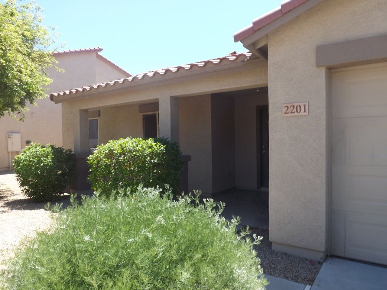 2201 E Yuma Ave - Photo 3 of 14