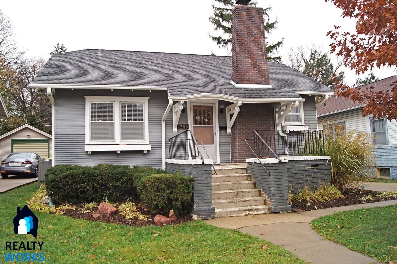 2255 Sewell St - Photo 2 of 22