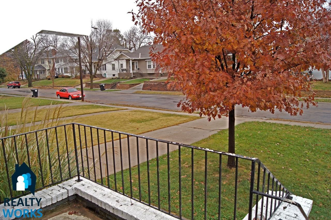 2255 Sewell St - Photo 3 of 22