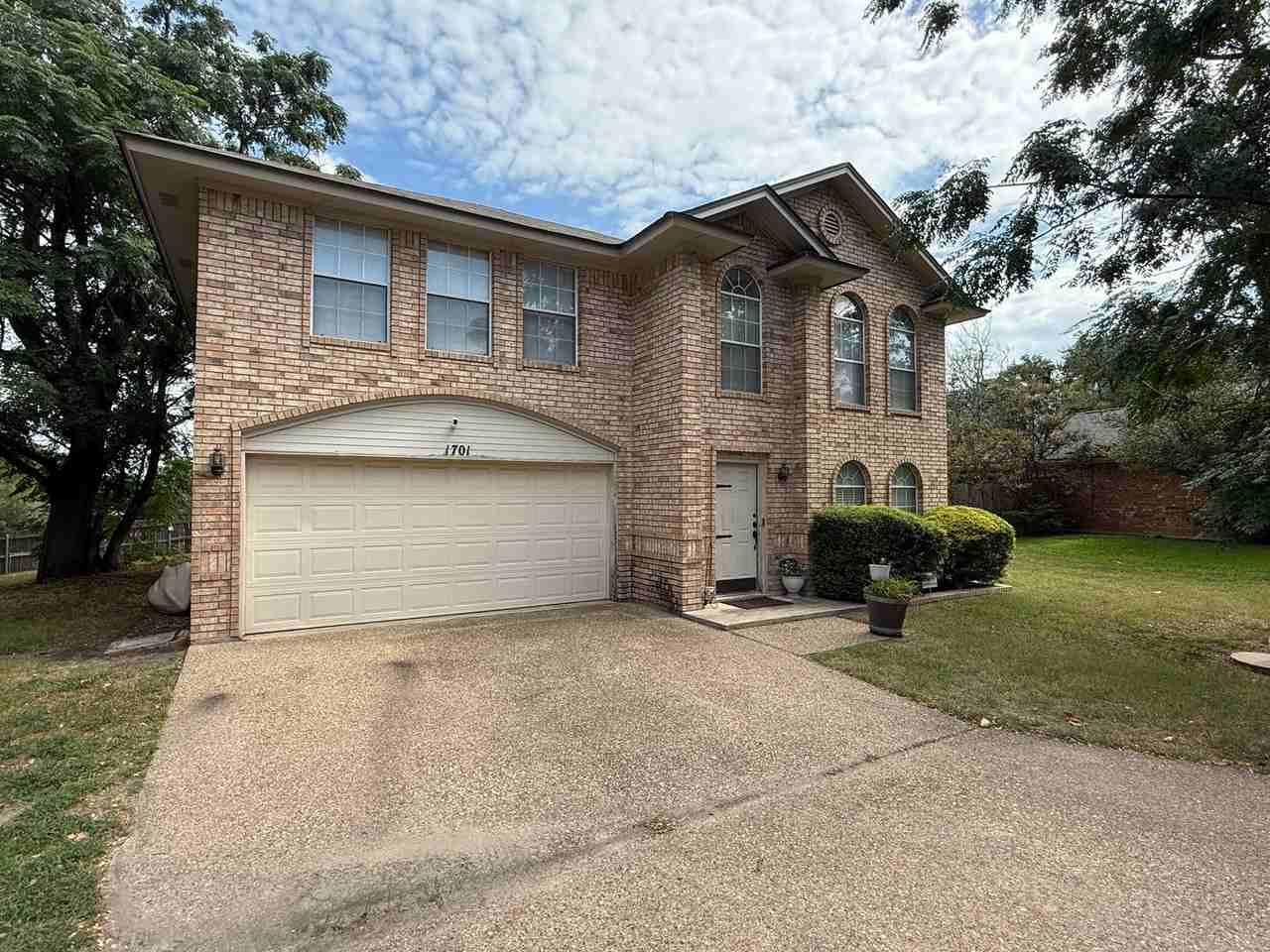 1701 Tanglewood Dr - Photo 2 of 30