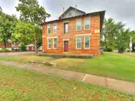 featured image of 504 E Gray St