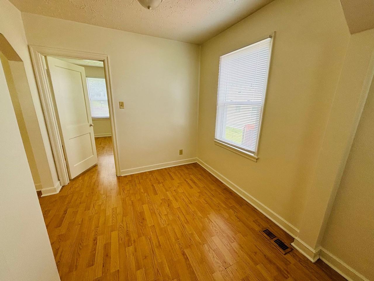 8 Lee Hy Ct - Photo 2 of 11