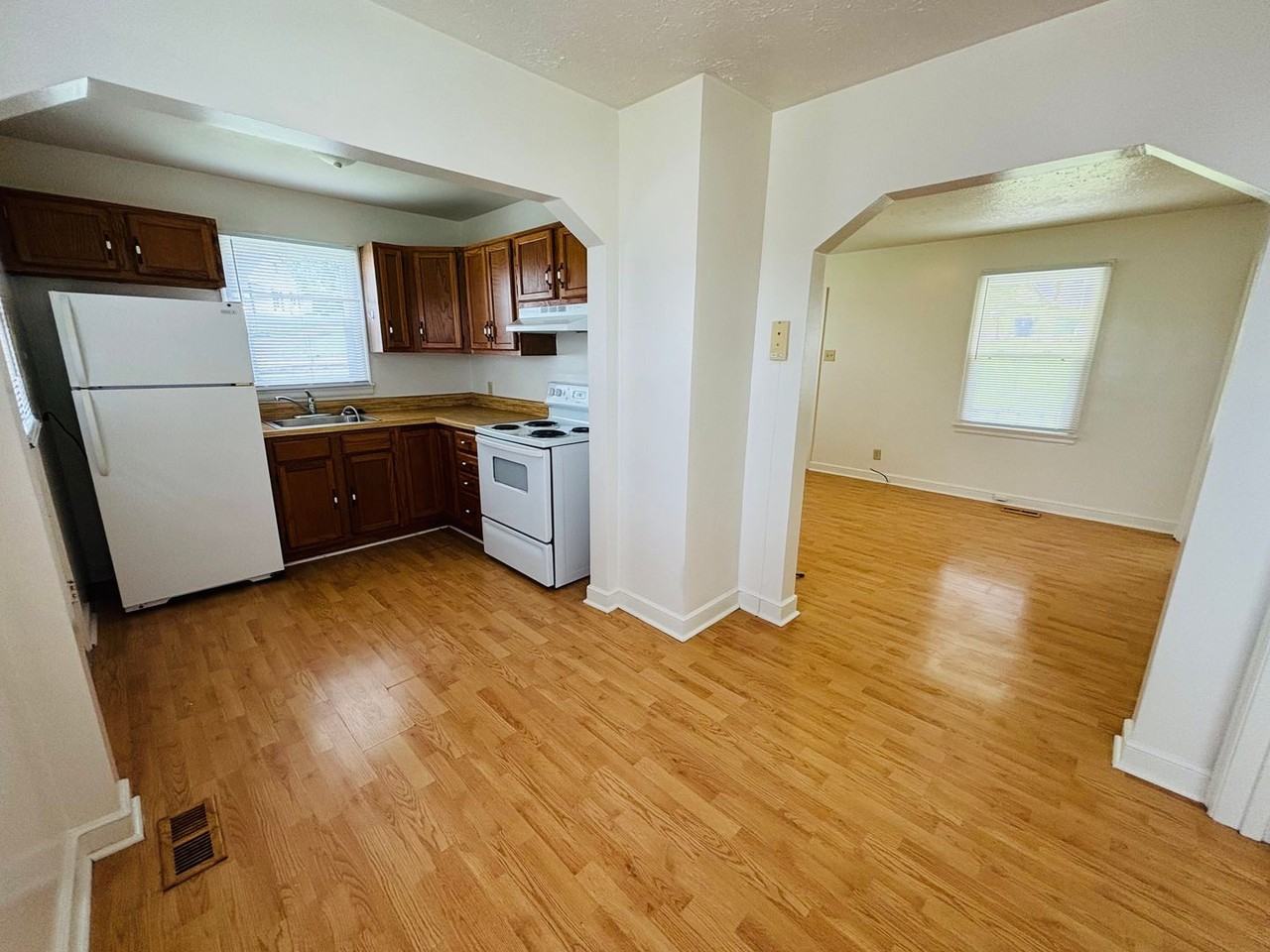 8 Lee Hy Ct - Photo 3 of 11