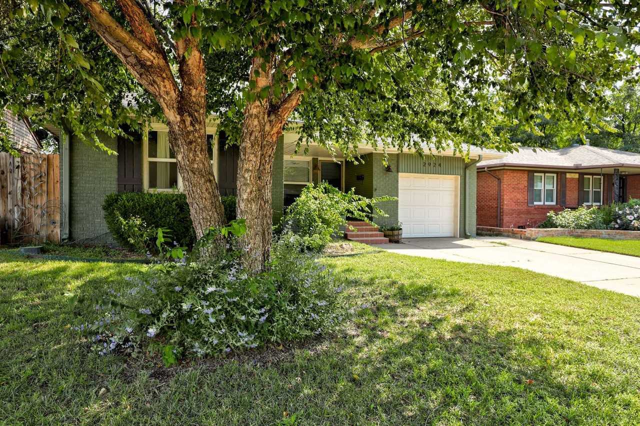 2924 Nw 67th St - Photo 4 of 45