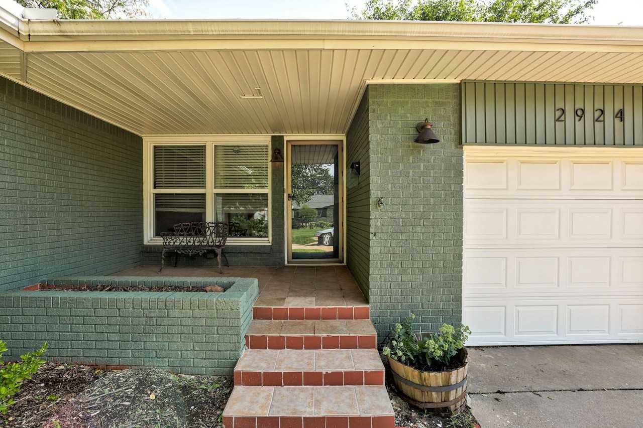 2924 Nw 67th St - Photo 5 of 45