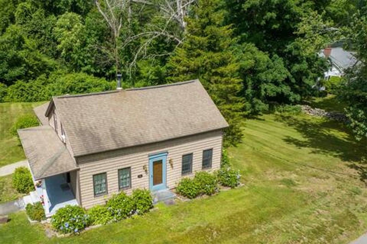 593 Town St - Photo 3 of 23