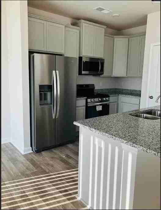 1032 Cornelia St - Photo 2 of 14