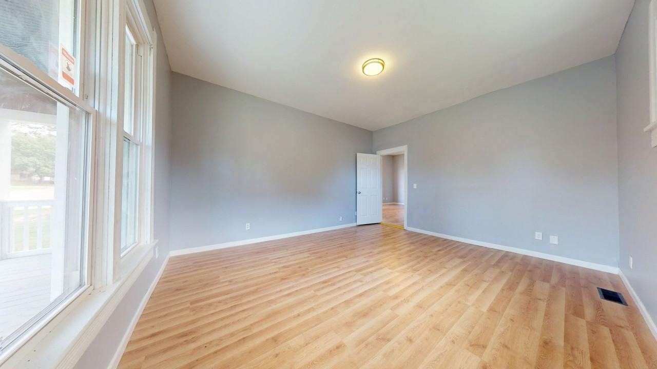 131 Sturges Ave - Photo 3 of 17