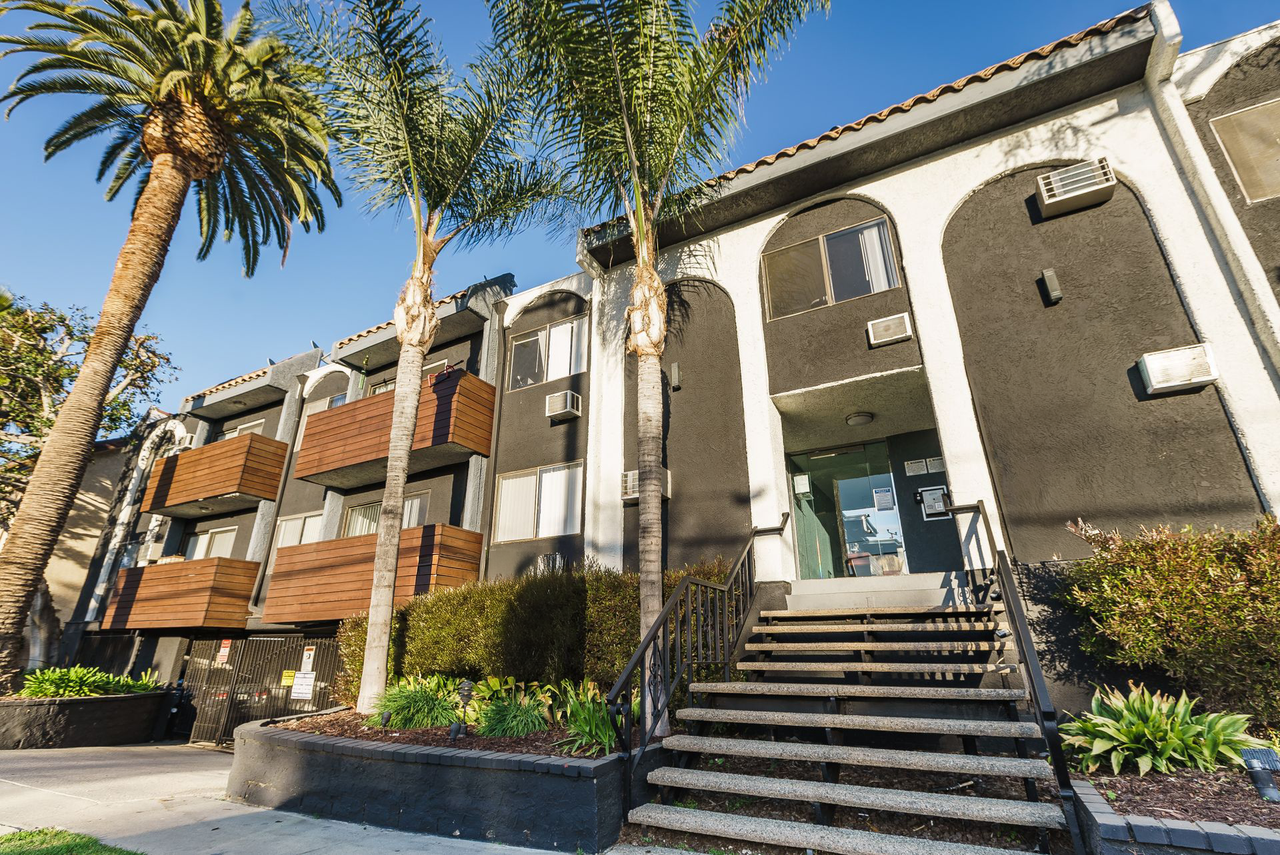 4444 Ensign Avenue - Photo 5 of 6