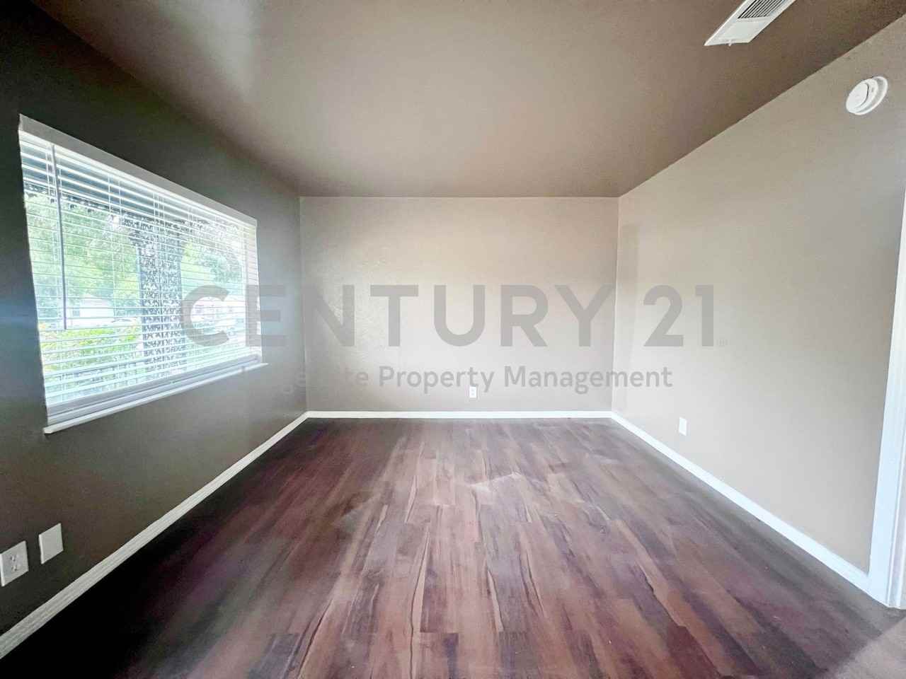 3130 South Llewellyn Avenue - Photo 2 of 11