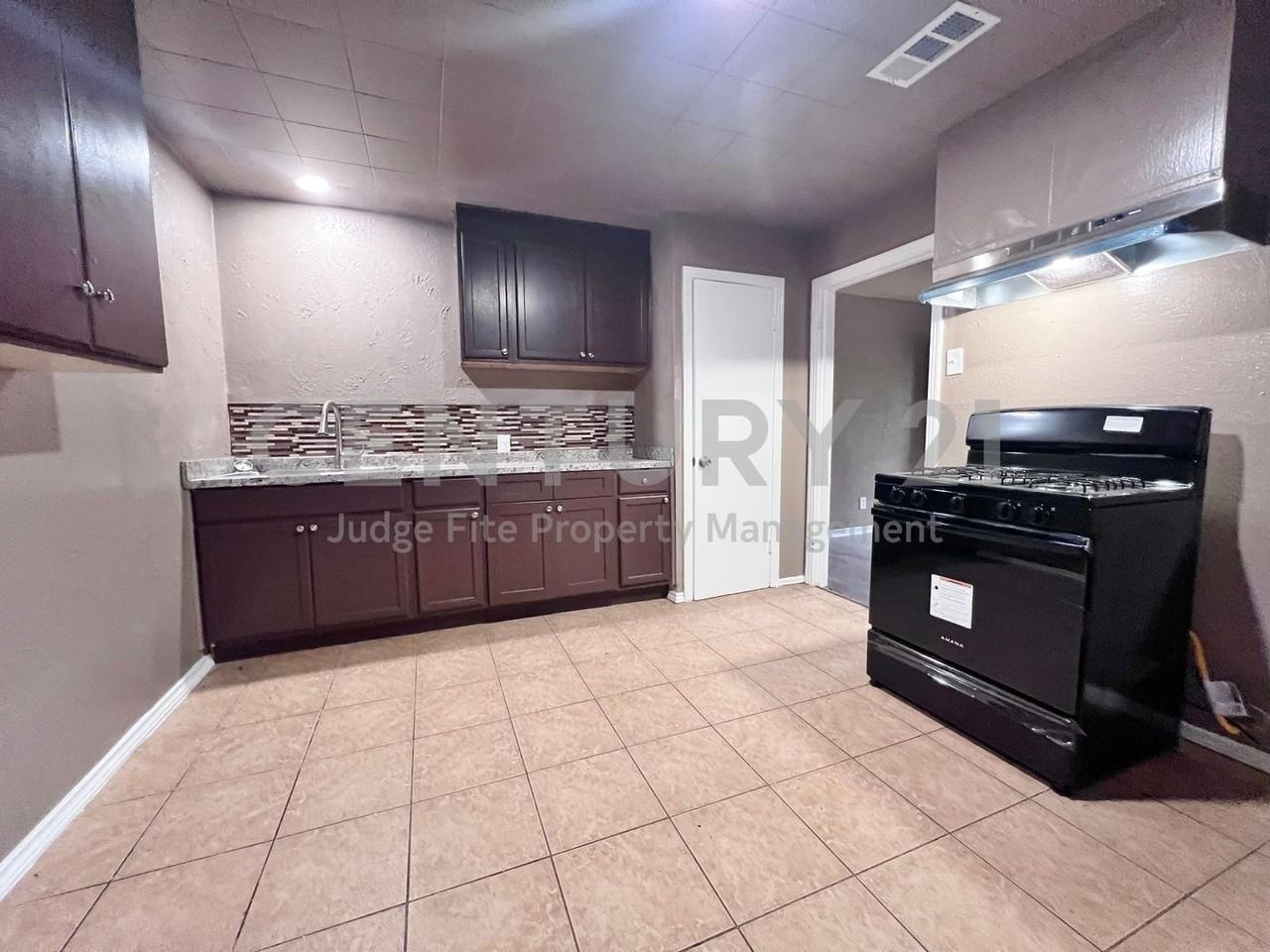 3130 South Llewellyn Avenue - Photo 3 of 11