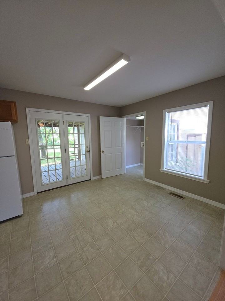 204 S Laredo Ave - Photo 4 of 18