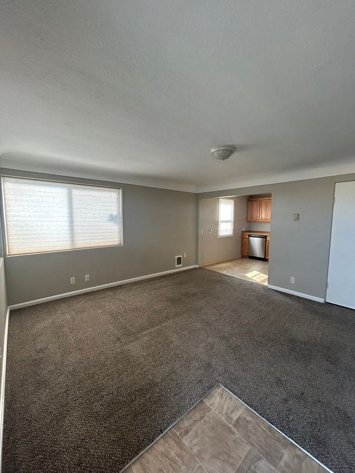 1504 Ne Vine St - Photo 2 of 7