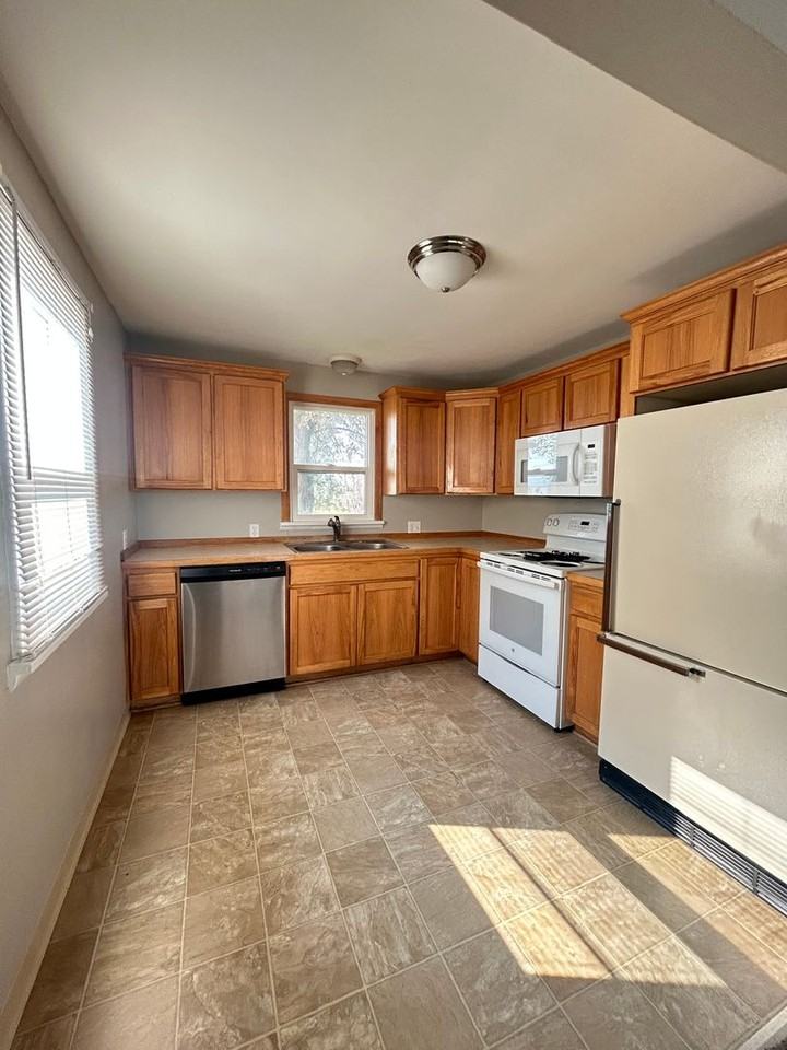 1504 Ne Vine St - Photo 3 of 7