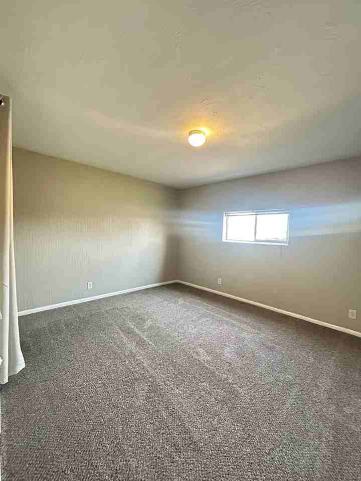 1504 Ne Vine St - Photo 4 of 7