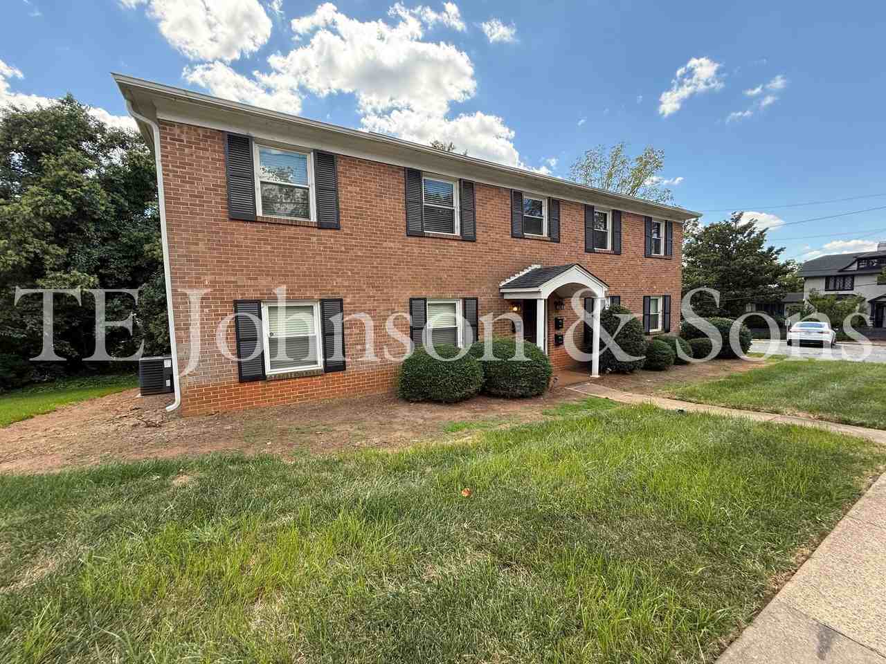 1230 Forsyth St - Photo 2 of 24