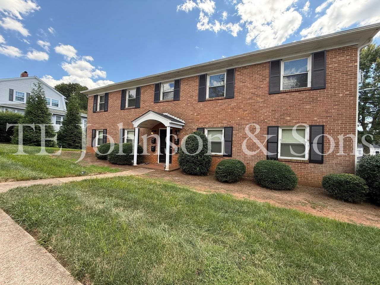 1230 Forsyth St - Photo 3 of 24