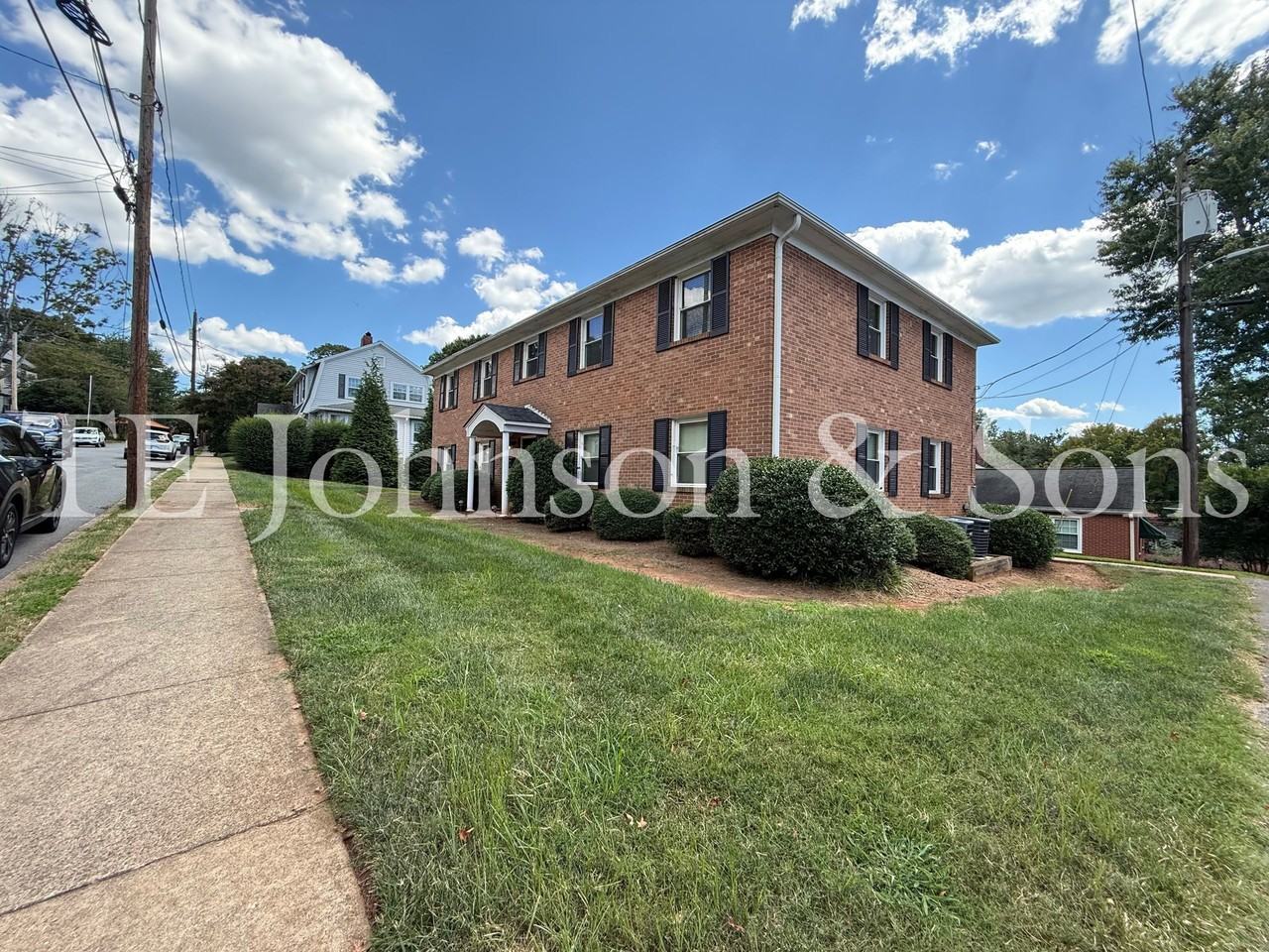 1230 Forsyth St - Photo 4 of 24