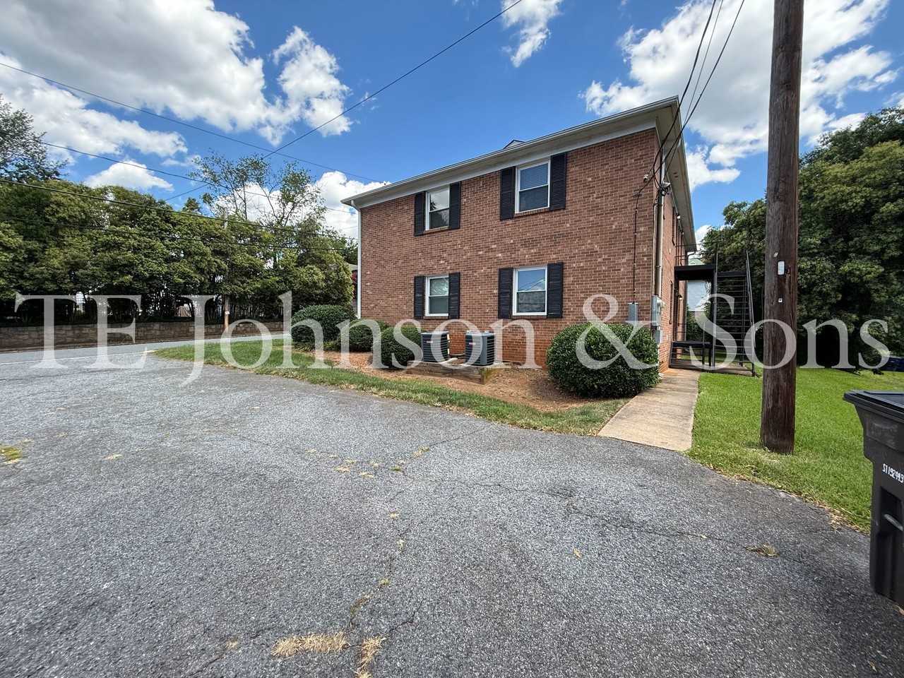 1230 Forsyth St - Photo 5 of 24