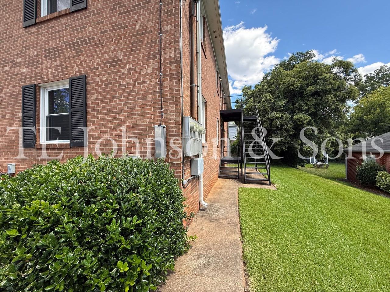 1230 Forsyth St - Photo 6 of 24