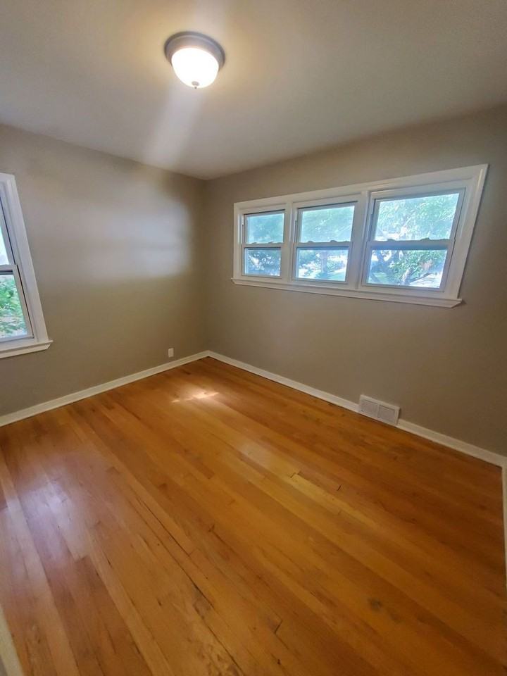 5688 N 56th St - Photo 3 of 9