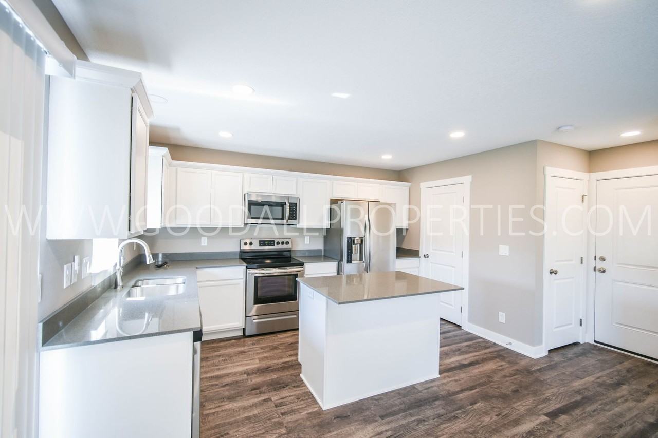 1007 Warren St - Photo 2 of 20