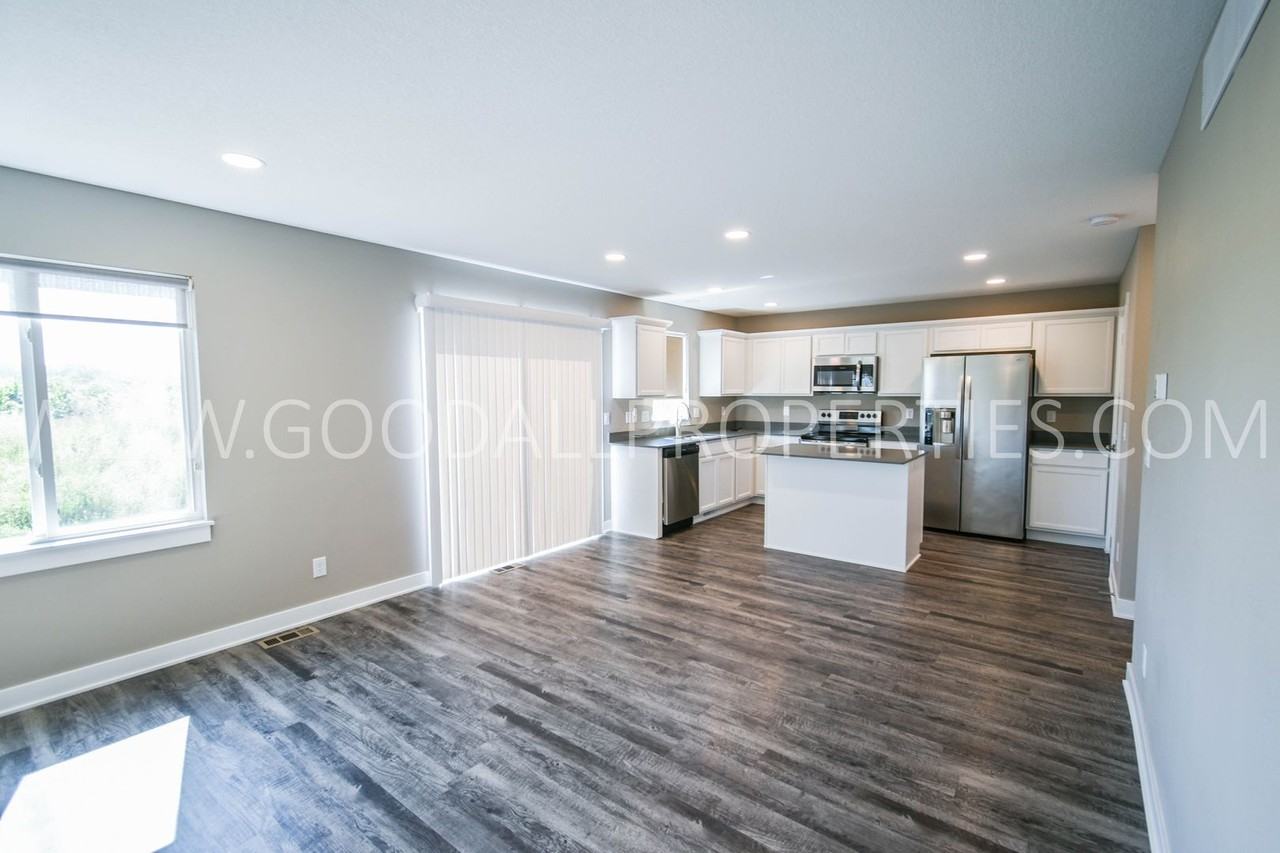 1007 Warren St - Photo 4 of 20
