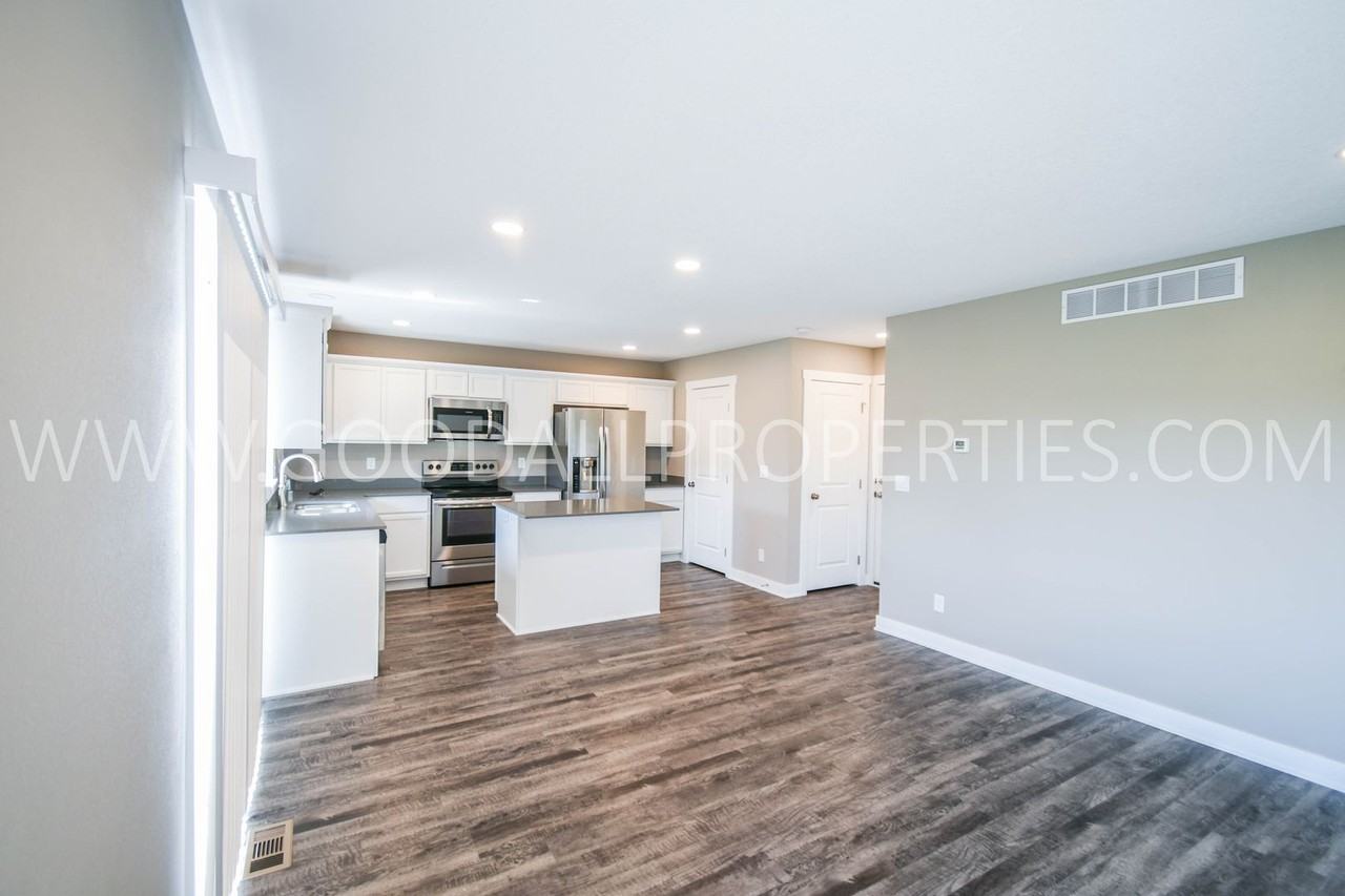 1007 Warren St - Photo 5 of 20