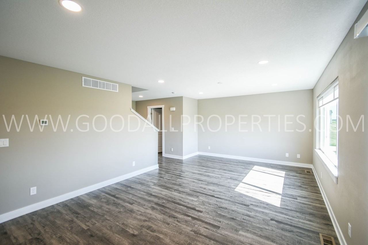 1007 Warren St - Photo 6 of 20