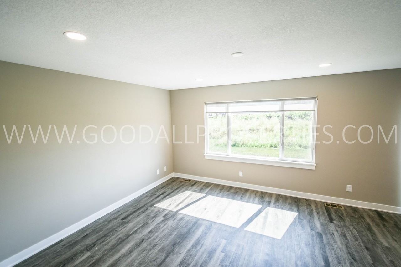 1007 Warren St - Photo 7 of 20
