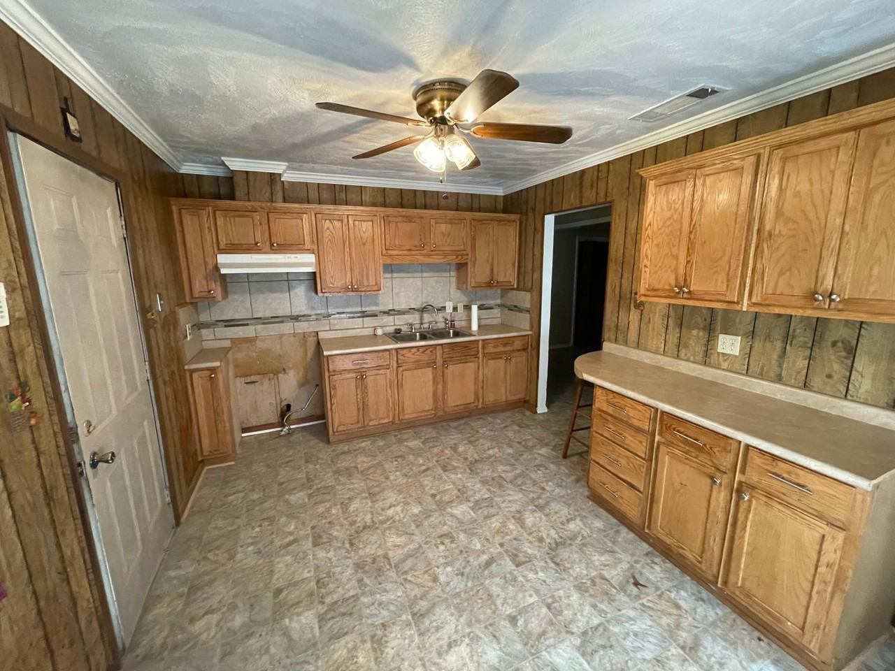 7713 Gideon St - Photo 2 of 8