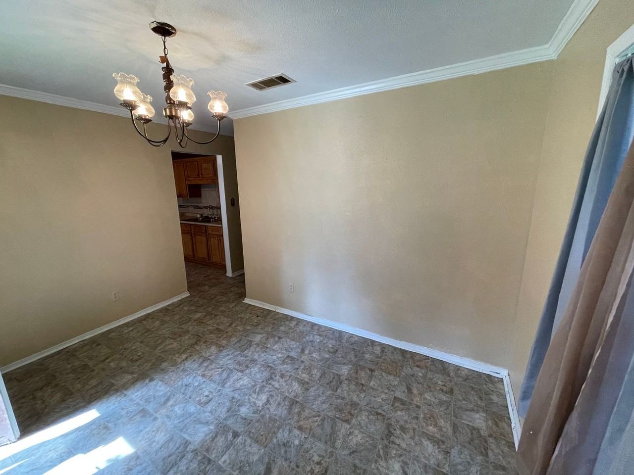 7713 Gideon St - Photo 3 of 8