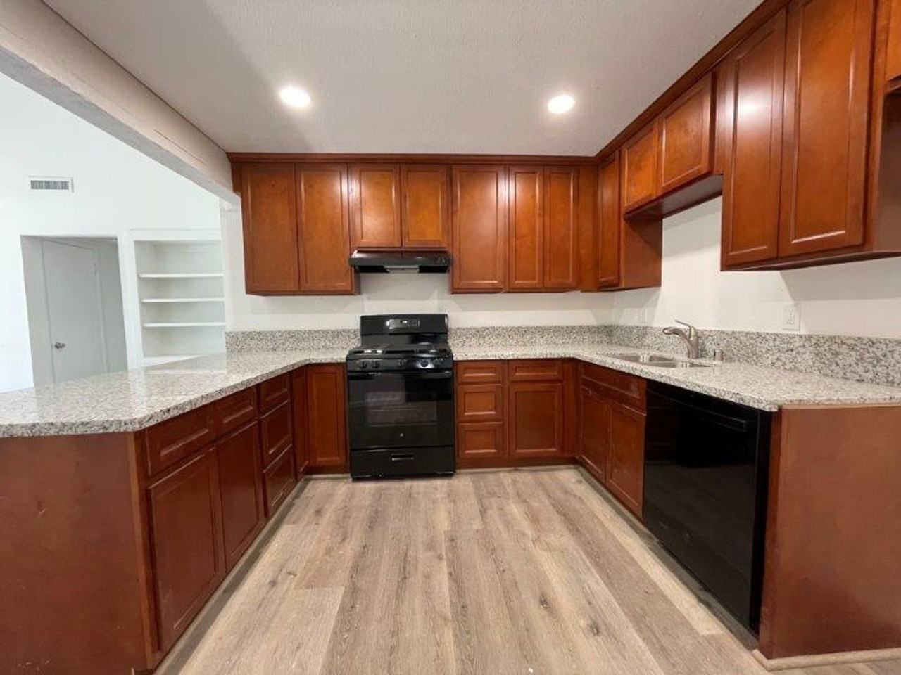 1309 Oak Terrace Ct - Photo 3 of 18