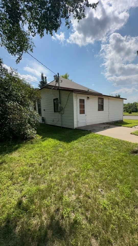 323 2nd St Se - Photo 2 of 14