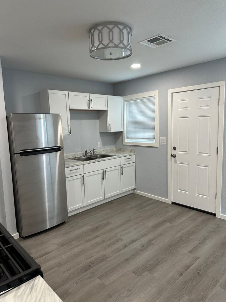 2909 Summer Ave - Photo 4 of 7