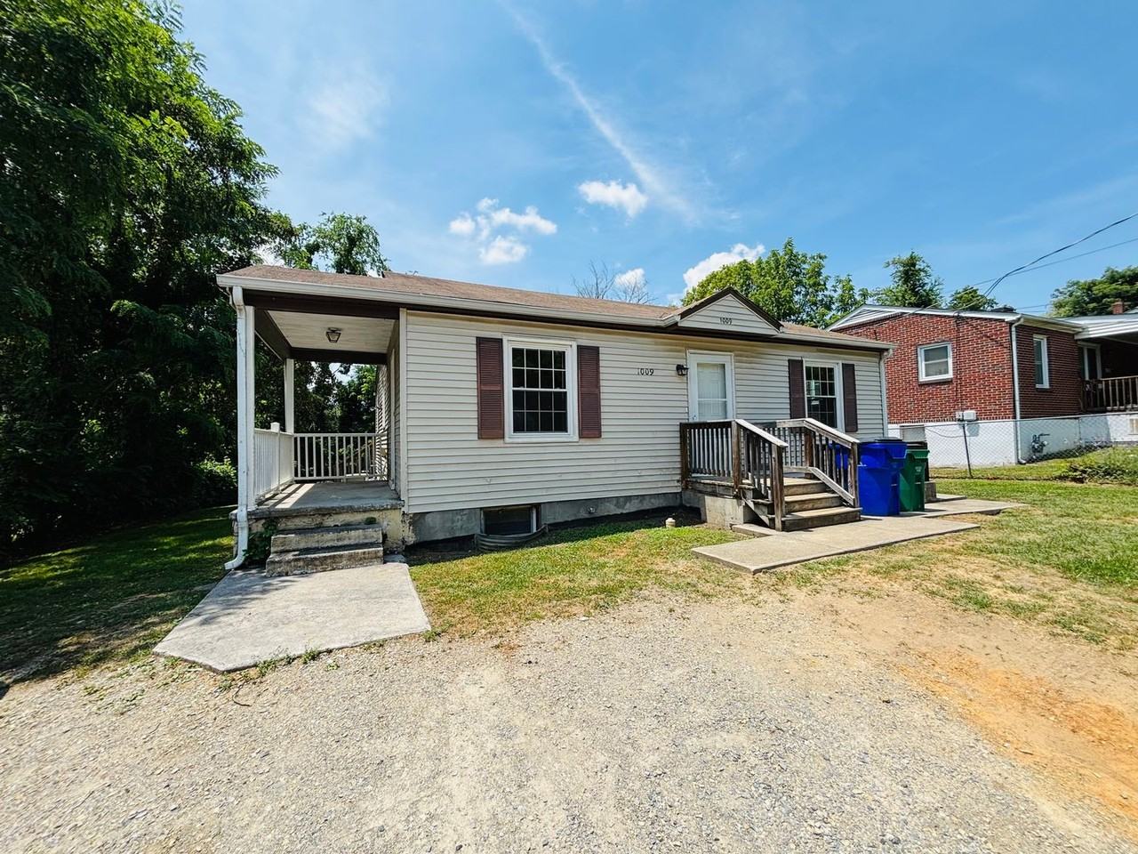 1009 Montgomery St - Photo 2 of 28