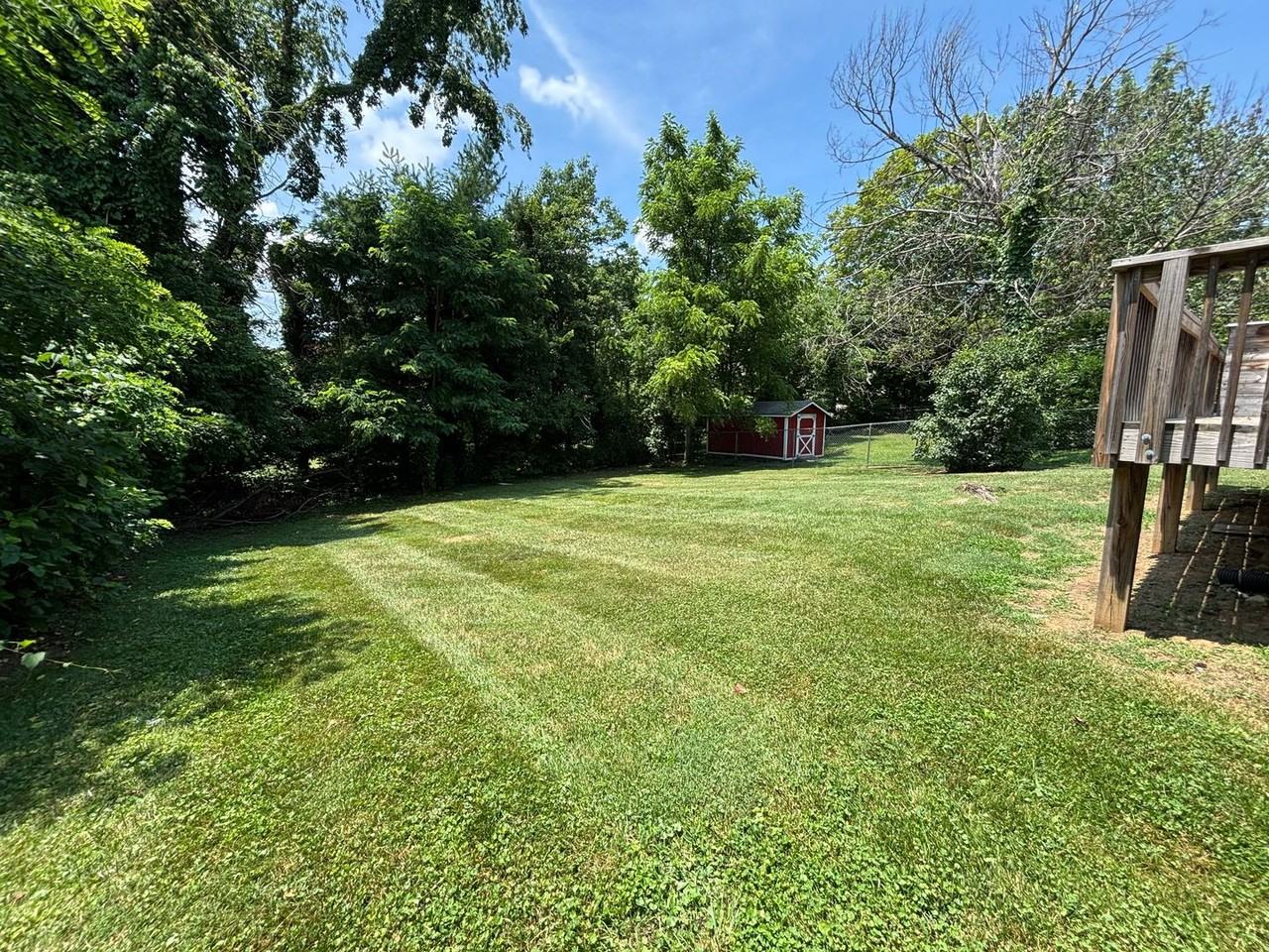 1009 Montgomery St - Photo 4 of 28