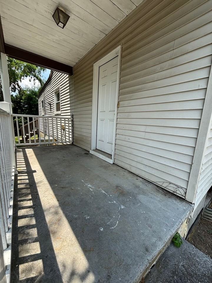1009 Montgomery St - Photo 7 of 28