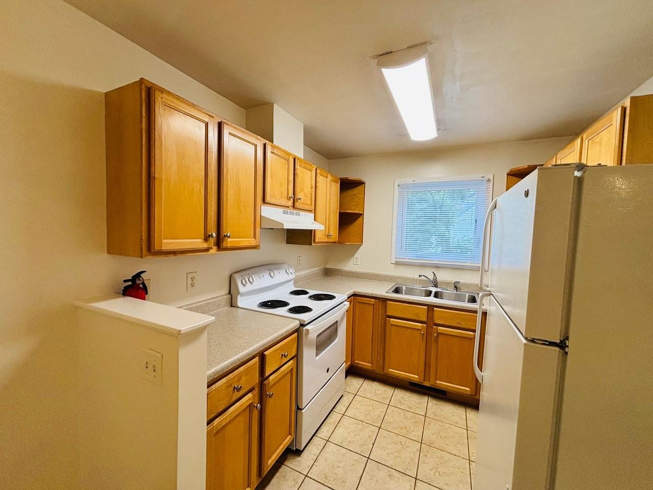 242 Virginia St - Photo 5 of 19