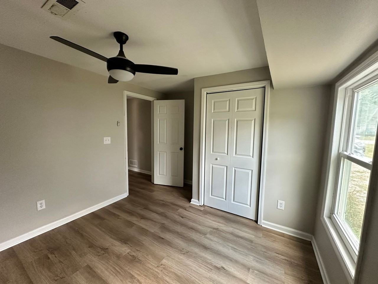 1205 W Walnut St - Photo 3 of 13