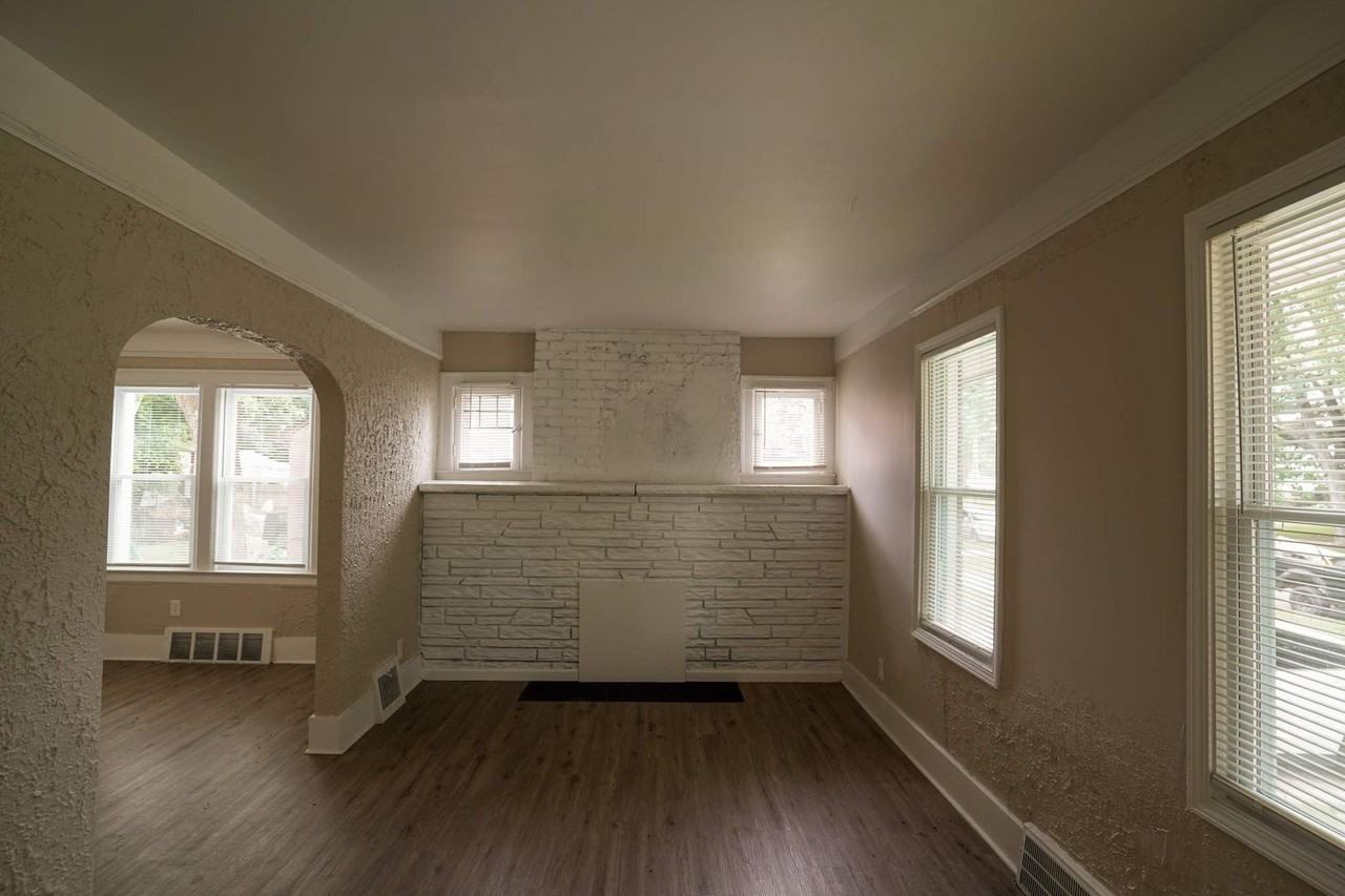 18524 Riverview St - Photo 2 of 8