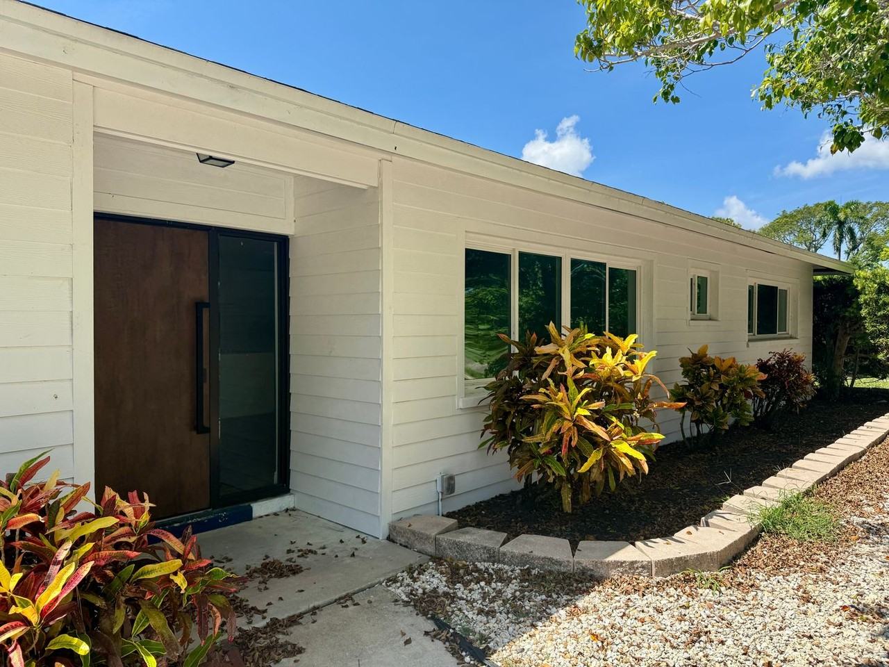 346 Suwanee Ave - Photo 2 of 19