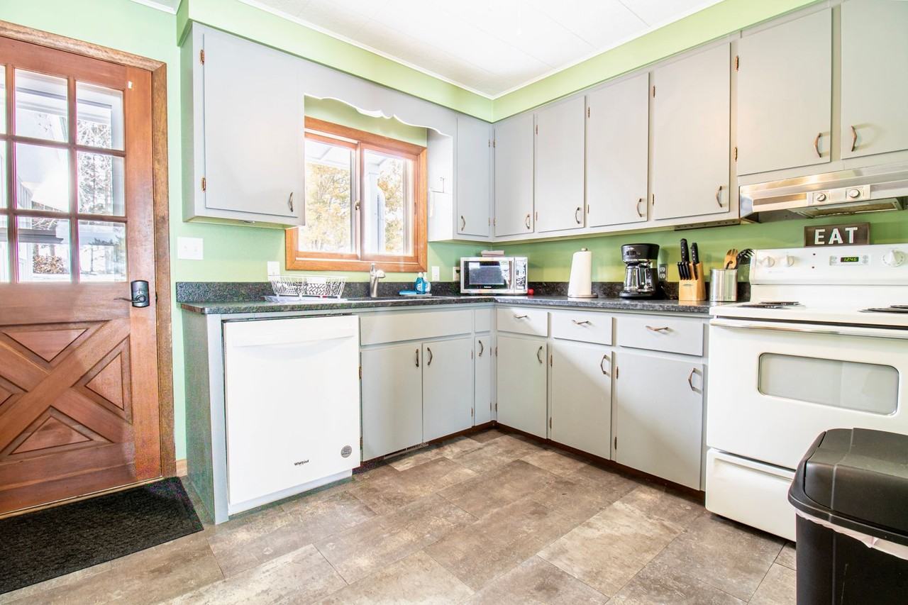 7916 Hoiles Dr Nw - Photo 3 of 22