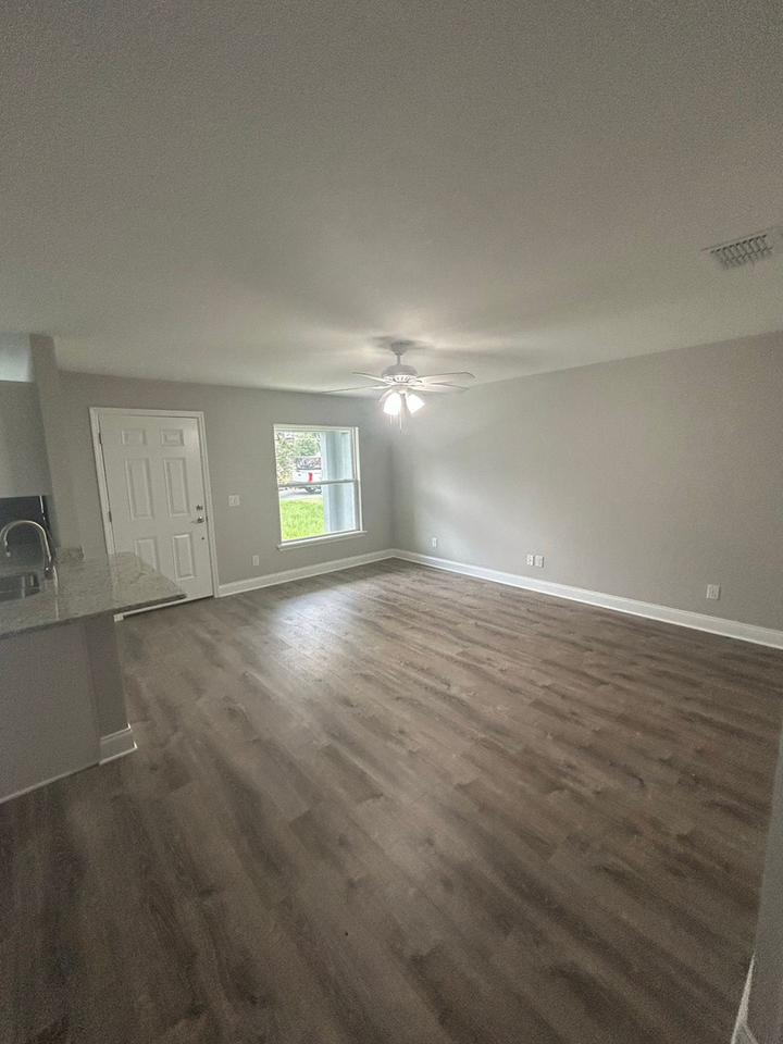 905 N Iowa Ave - Photo 2 of 10