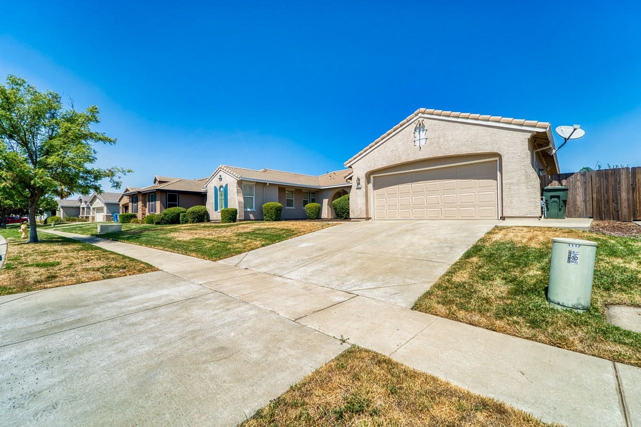 1117 Broken Spur Way - Photo 3 of 34