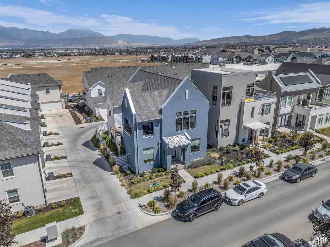 11609 S Dorian Dr - Photo 2 of 47