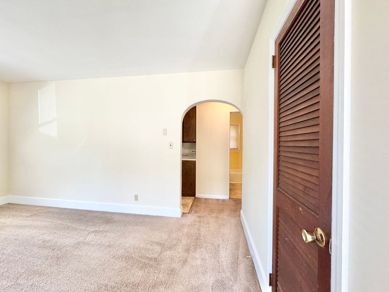 129 W Green Ct - Photo 2 of 13
