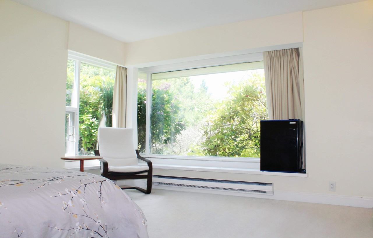 1561 Wesbrook Crescent - Photo 3 of 6