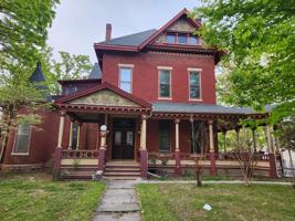 featured image of 435 E Walnut St