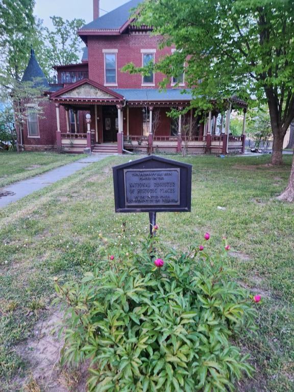 435 E Walnut St - Photo 4 of 25